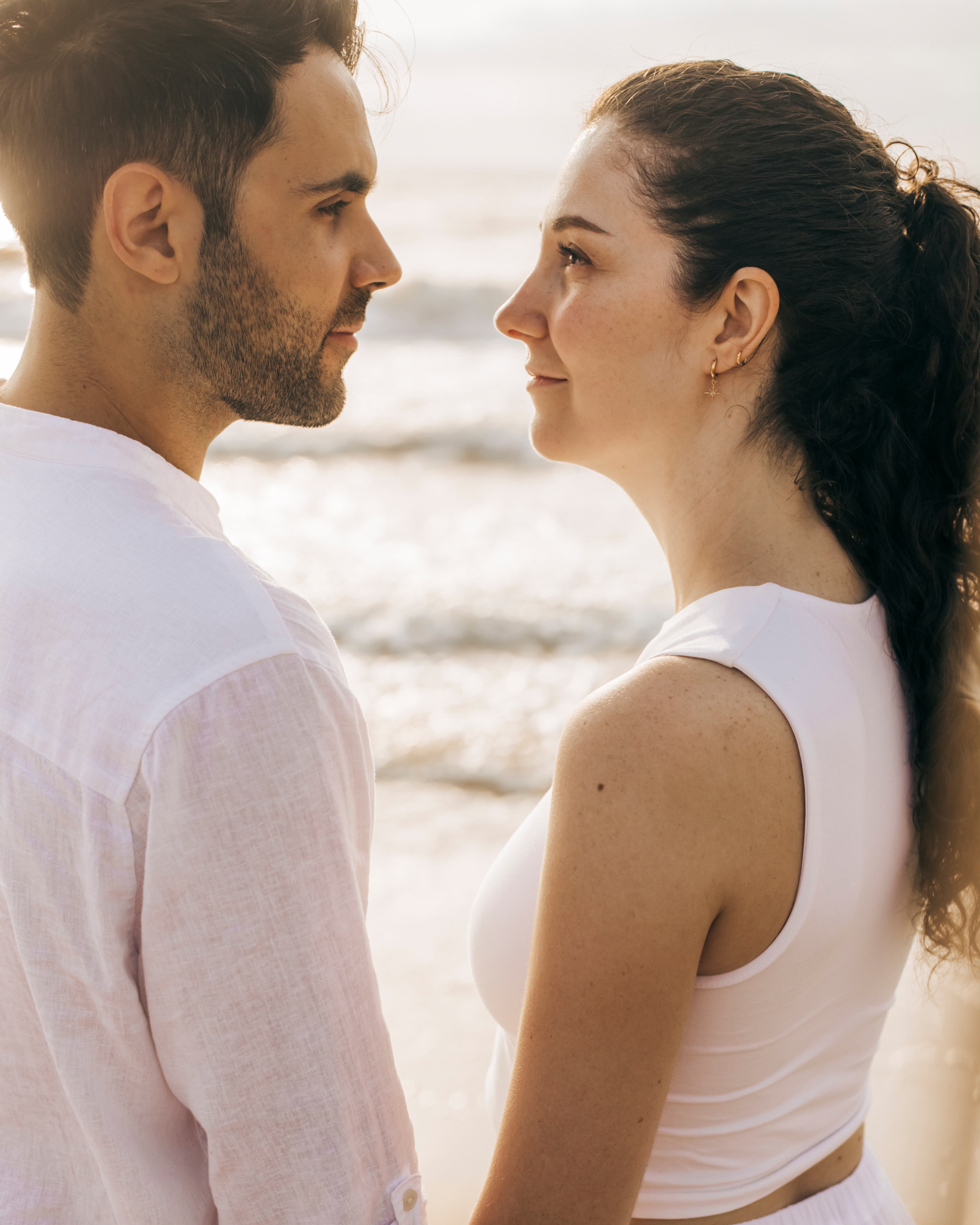 Victoria y Abel mirandose junto al mar