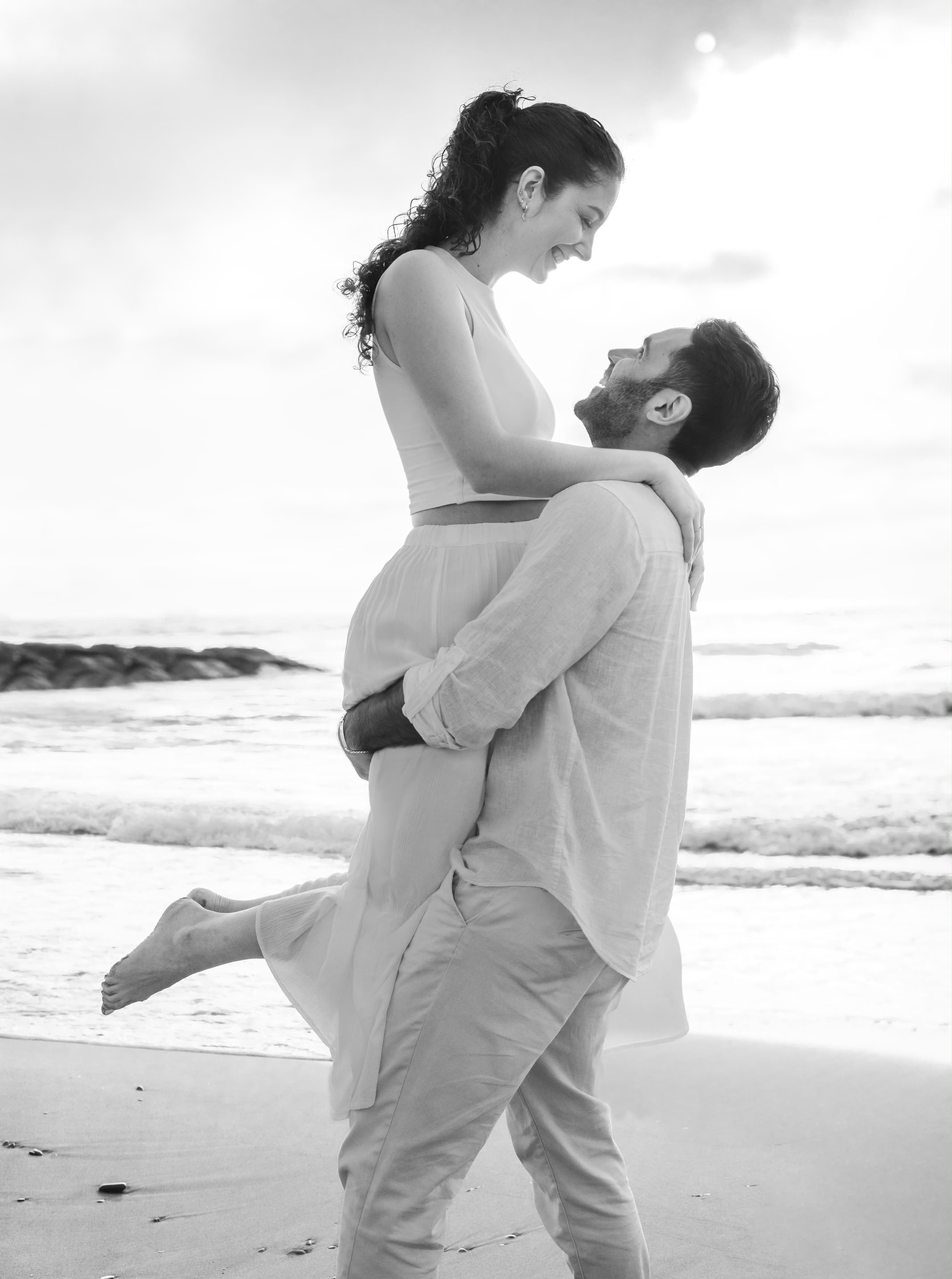 Victoria y Abel sonriendo en blanco y negro
