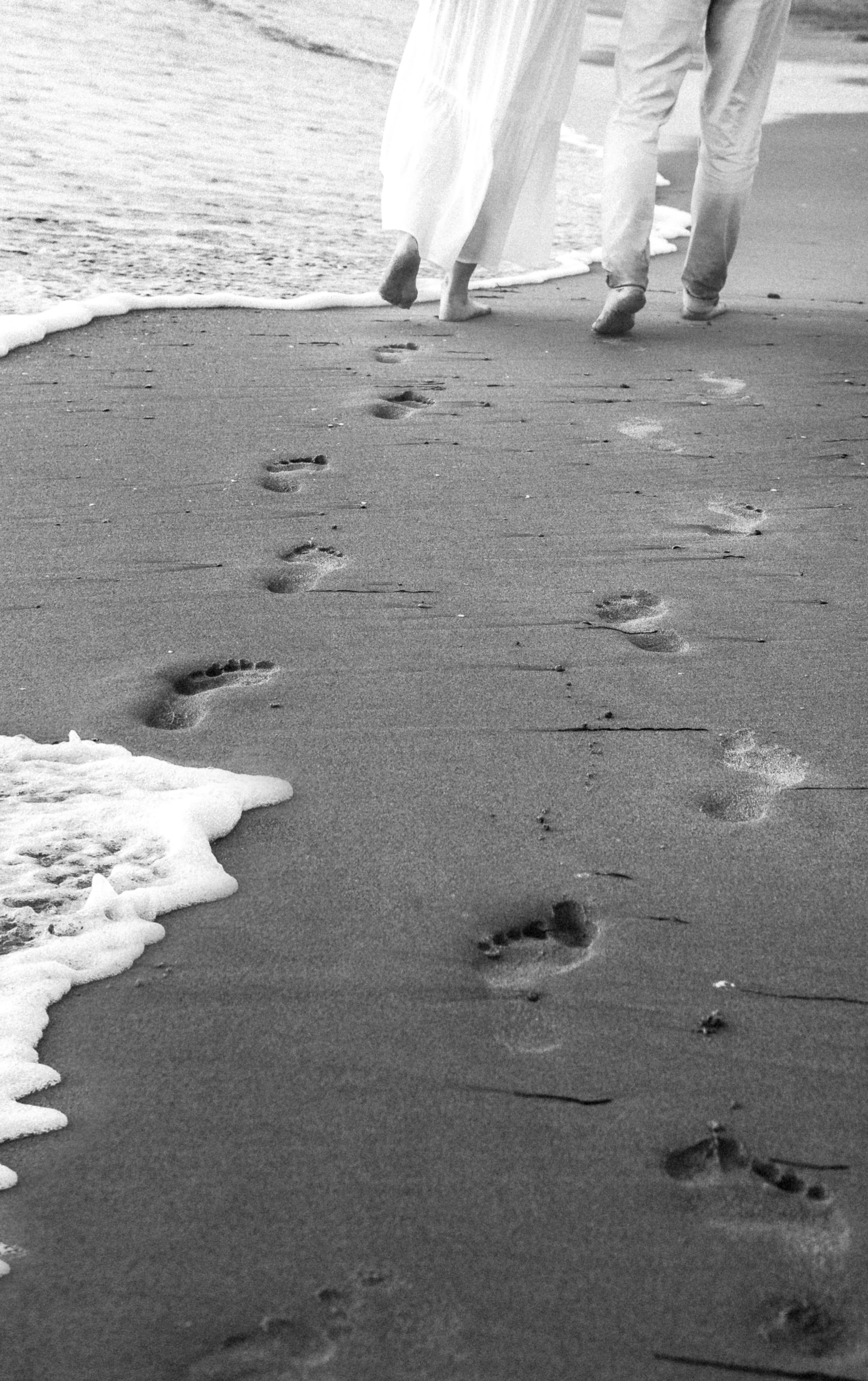 Huellas en la arena junto al mar