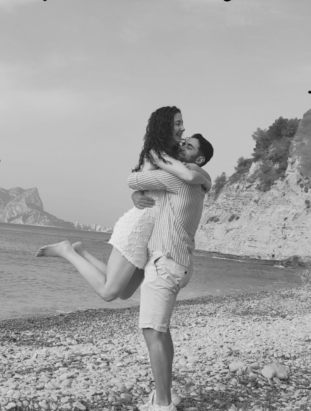 Victoria y Abel abrazados junto a la cala